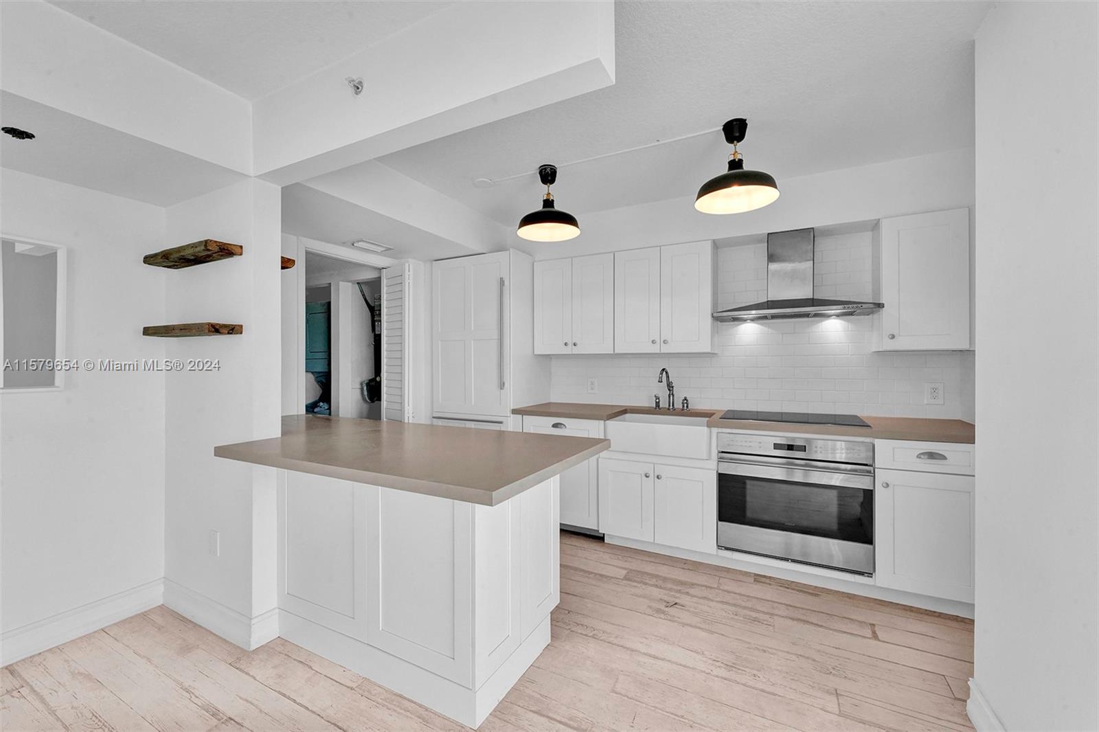 7600 E Collins Ave # 910