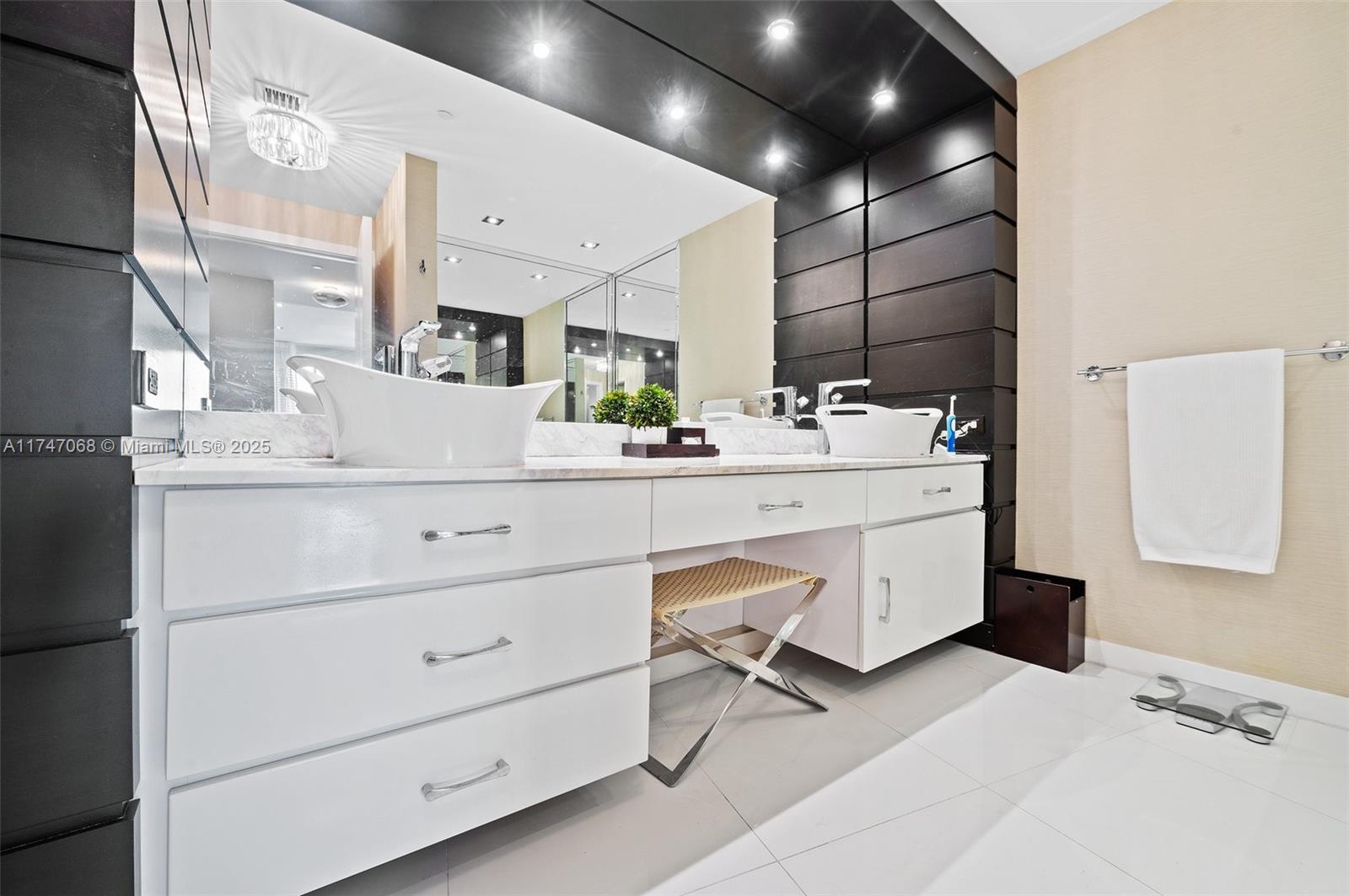 9601 Collins Ave # 1208