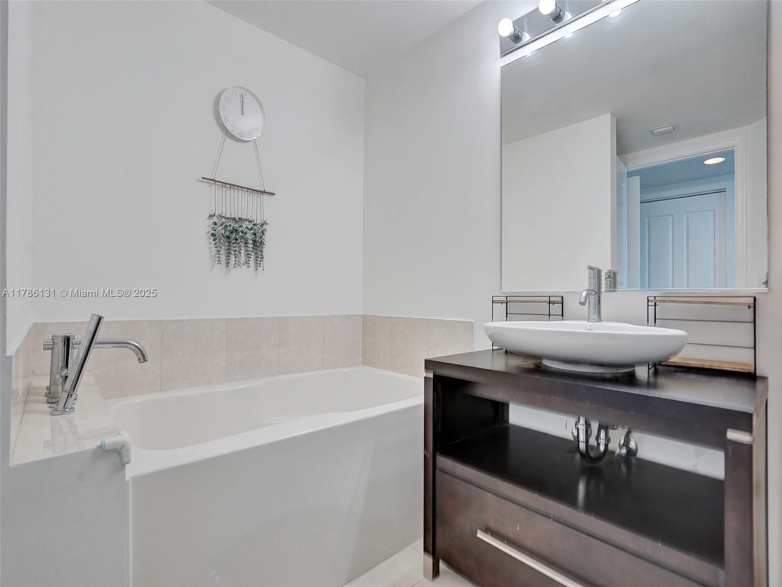 480 NE 30th St # 901