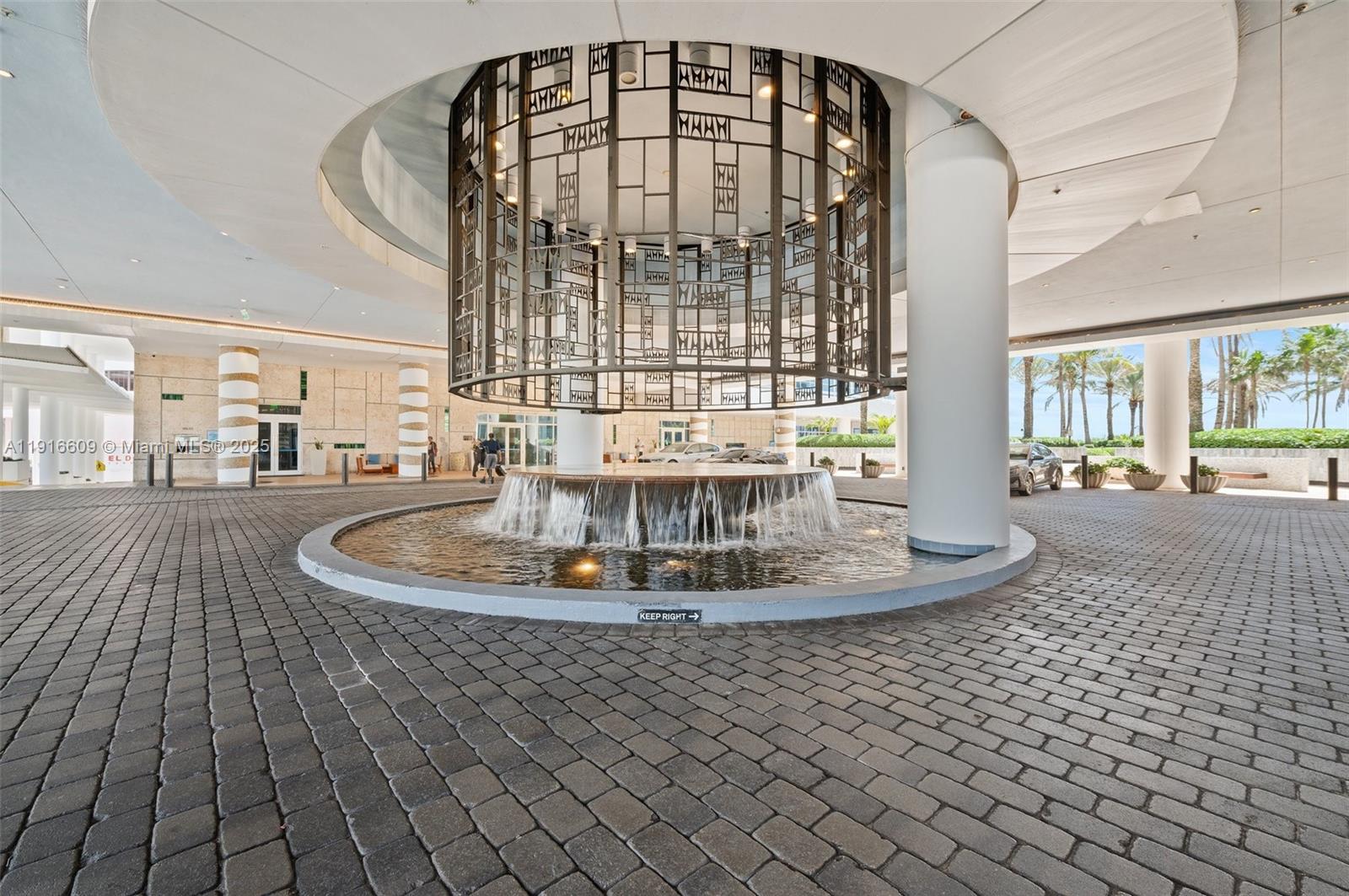 6801 Collins Ave Unit: PH06 (Deed PH 10)