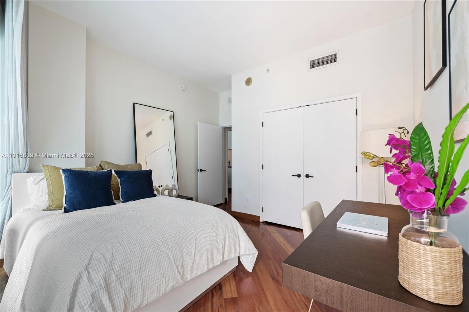 6801 Collins Ave Unit: PH06 (Deed PH 10)