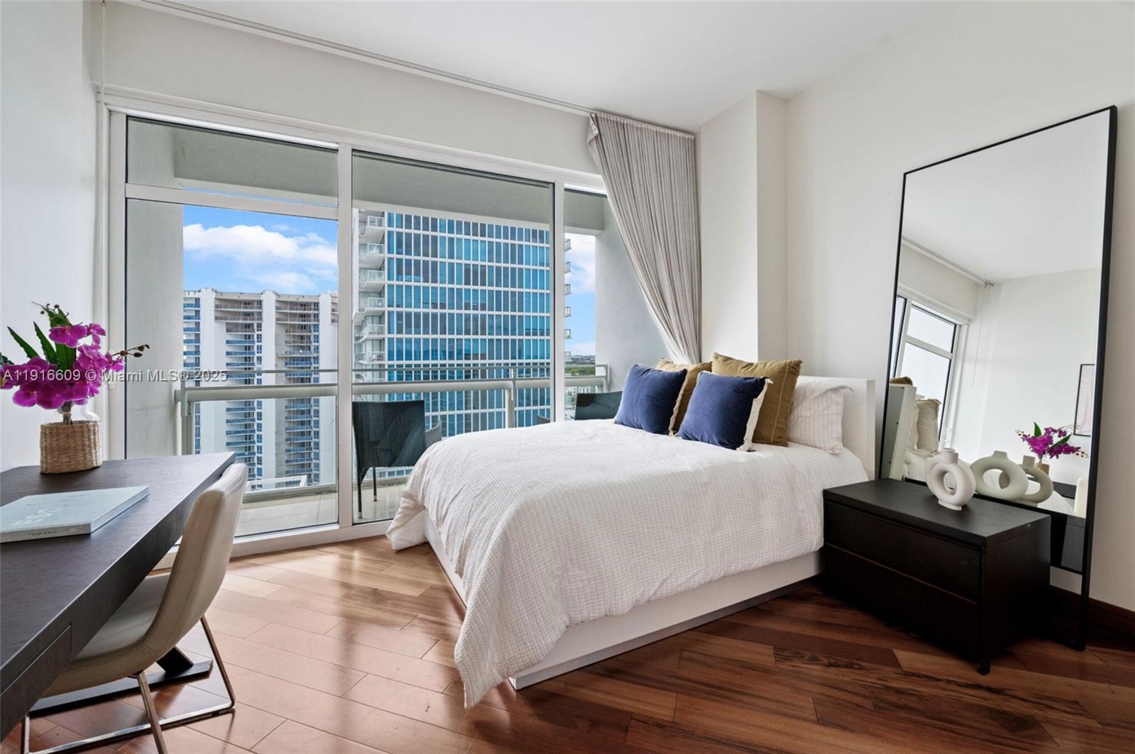 6801 Collins Ave Unit: PH06 (Deed PH 10)