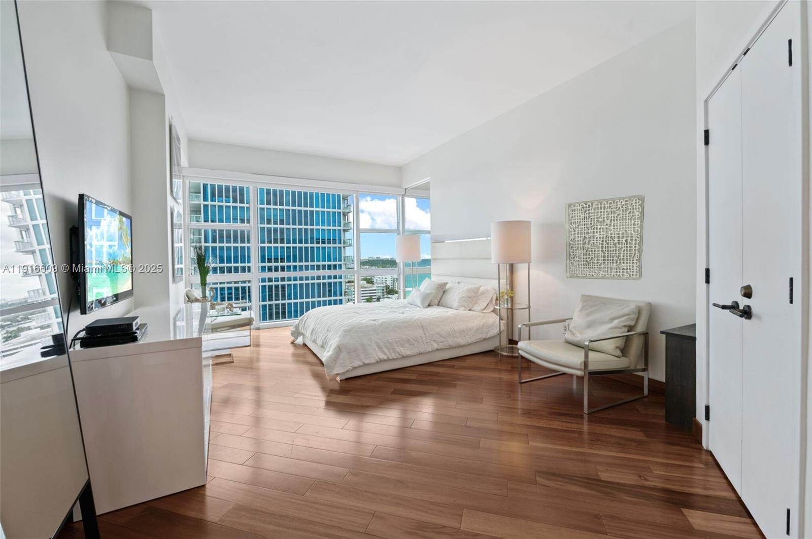 6801 Collins Ave Unit: PH06 (Deed PH 10)