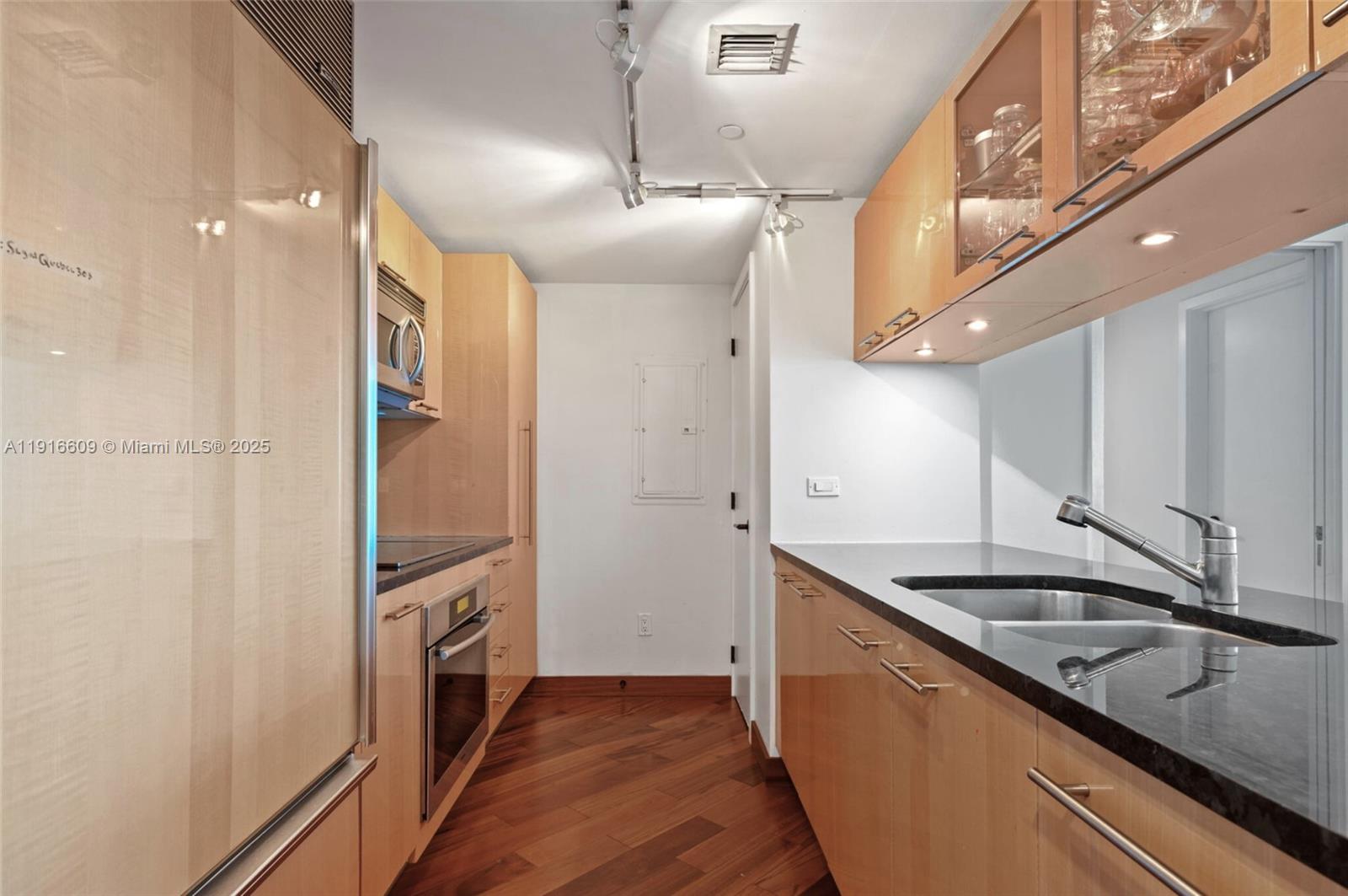 6801 Collins Ave Unit: PH06 (Deed PH 10)