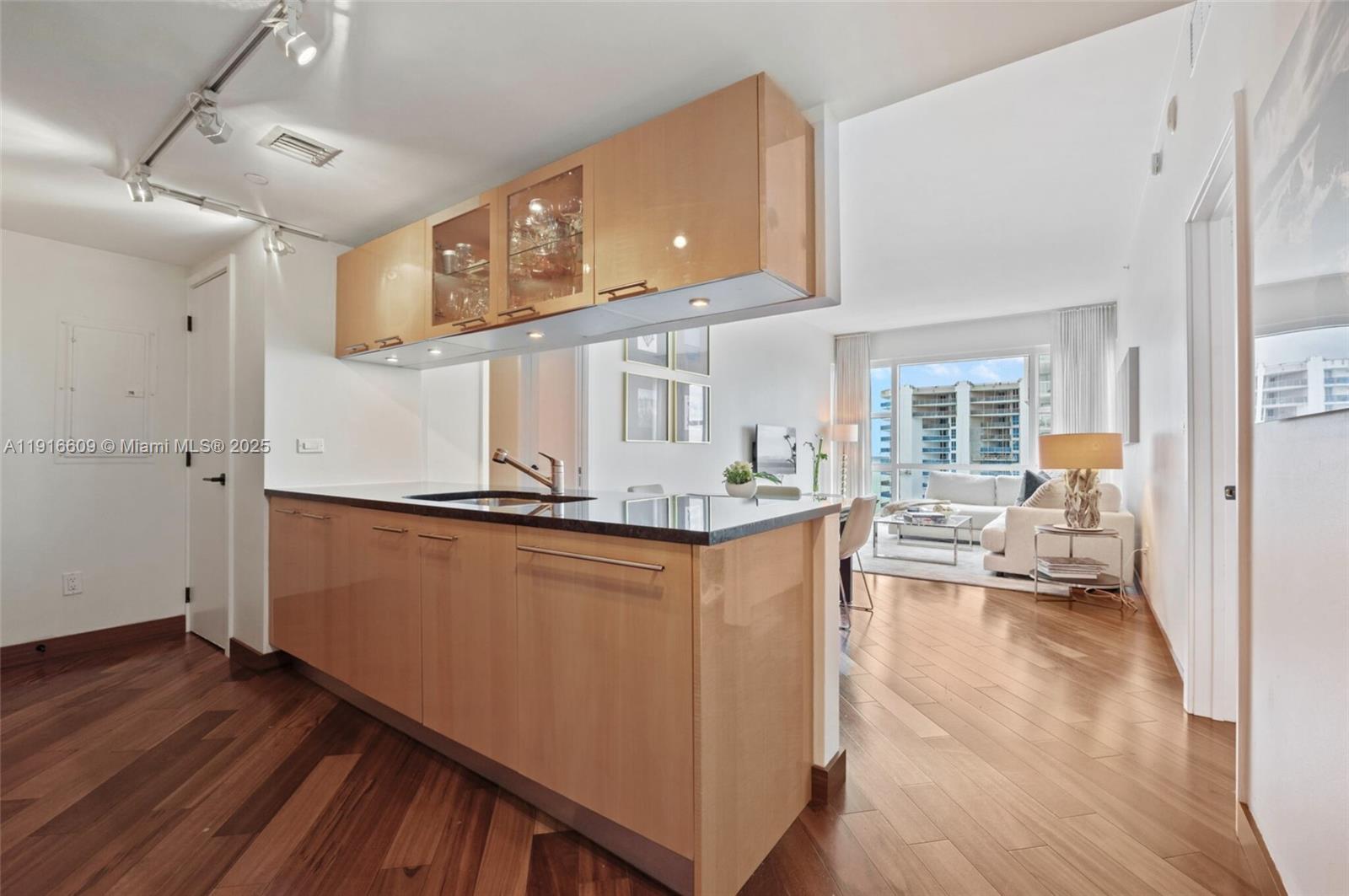 6801 Collins Ave Unit: PH06 (Deed PH 10)