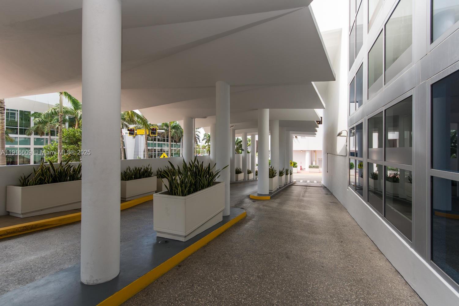 6801 Collins Ave Unit: PH06 (Deed PH 10)