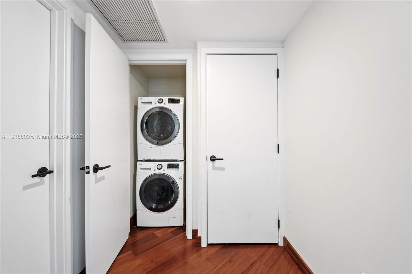 6801 Collins Ave Unit: PH06 (Deed PH 10)