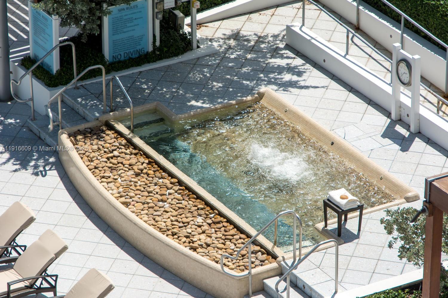 6801 Collins Ave Unit: PH06 (Deed PH 10)