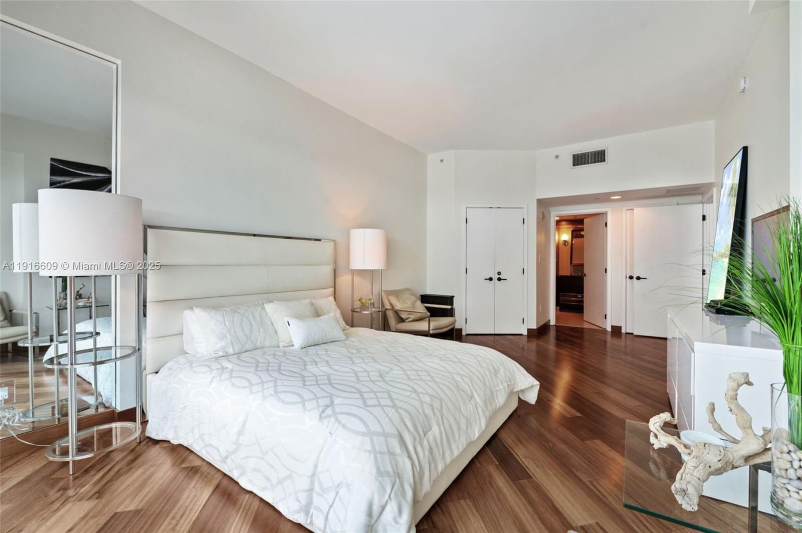 6801 Collins Ave Unit: PH06 (Deed PH 10)