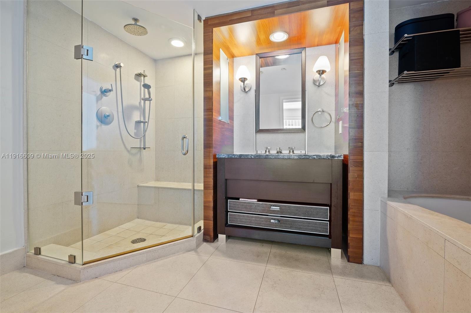 6801 Collins Ave Unit: PH06 (Deed PH 10)