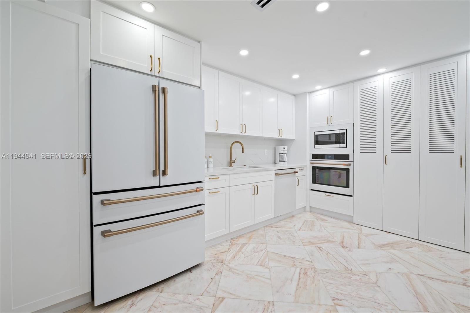 10155 Collins Ave # 604