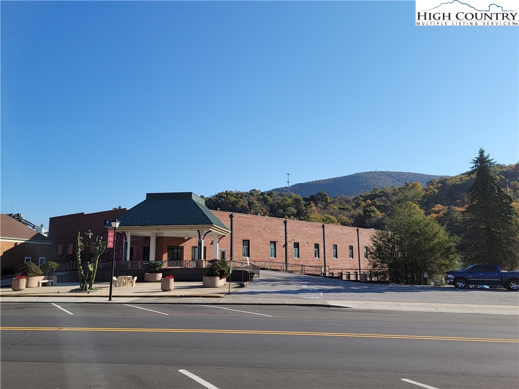 215 S Jefferson Avenue 102