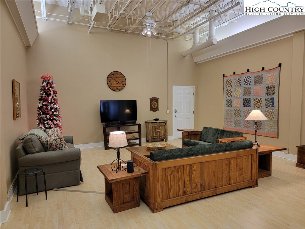 215 S Jefferson Avenue 102