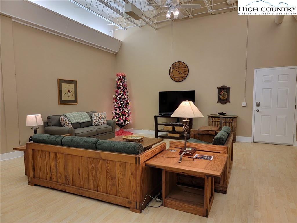 215 S Jefferson Avenue 102