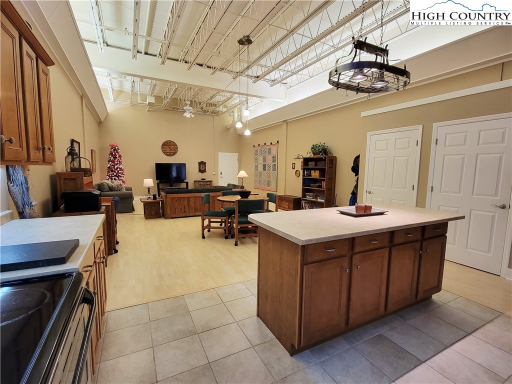 215 S Jefferson Avenue 102