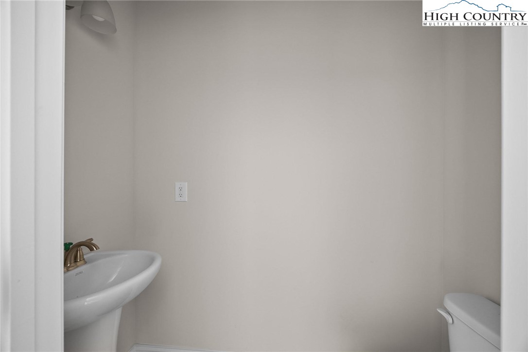 811 Hillcrest Avenue