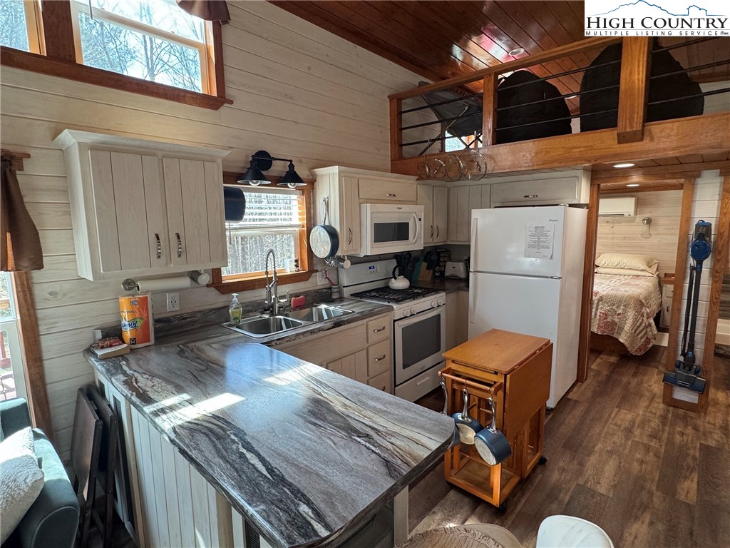 16226 Highlands Parkway