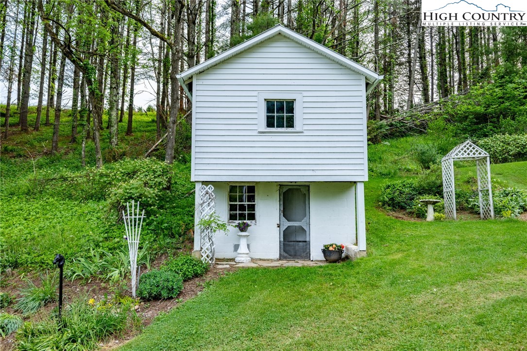 8693 Hwy 88 E Highway