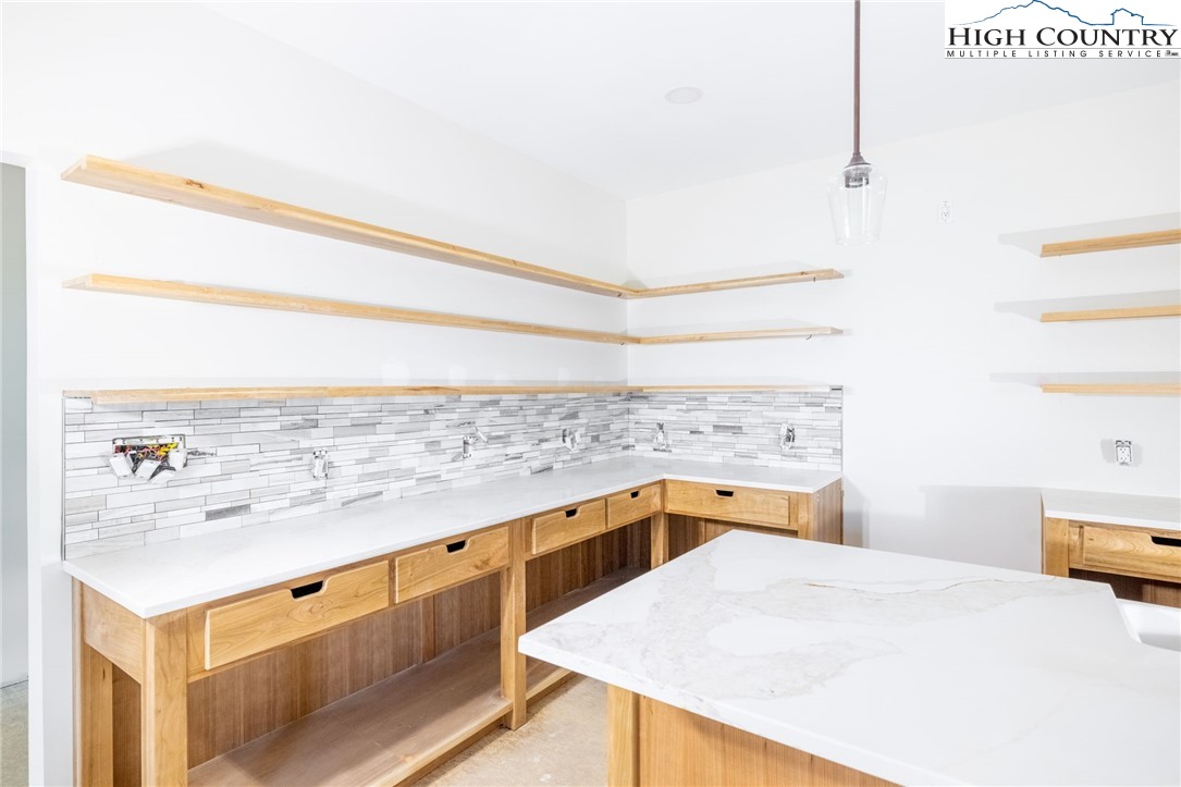 486 Noah's Ridge