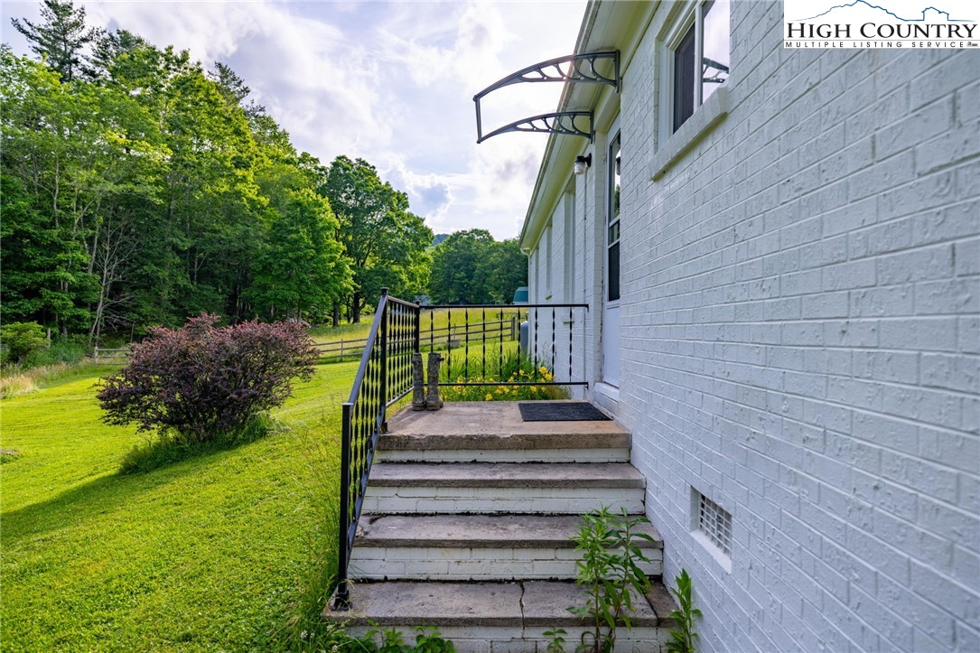 201 W Laurel Knob Road