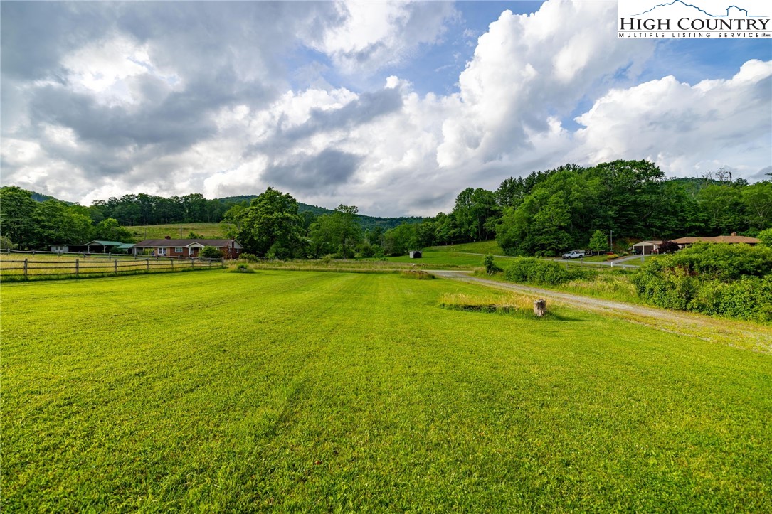 201 W Laurel Knob Road