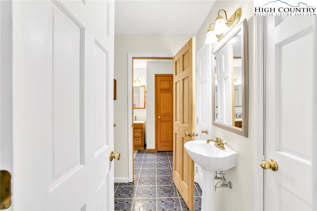 886 Jefferson Highway