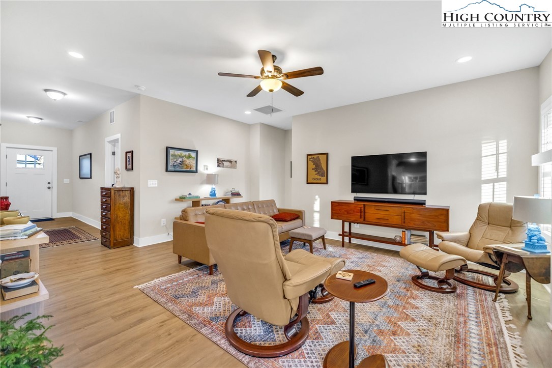 165 W Evergreen Street