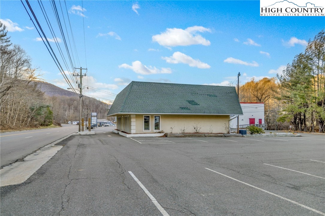 900 U.S. Hwy 221 Business Highway