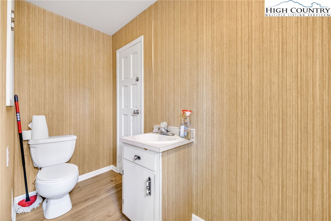 900 U.S. Hwy 221 Business Highway