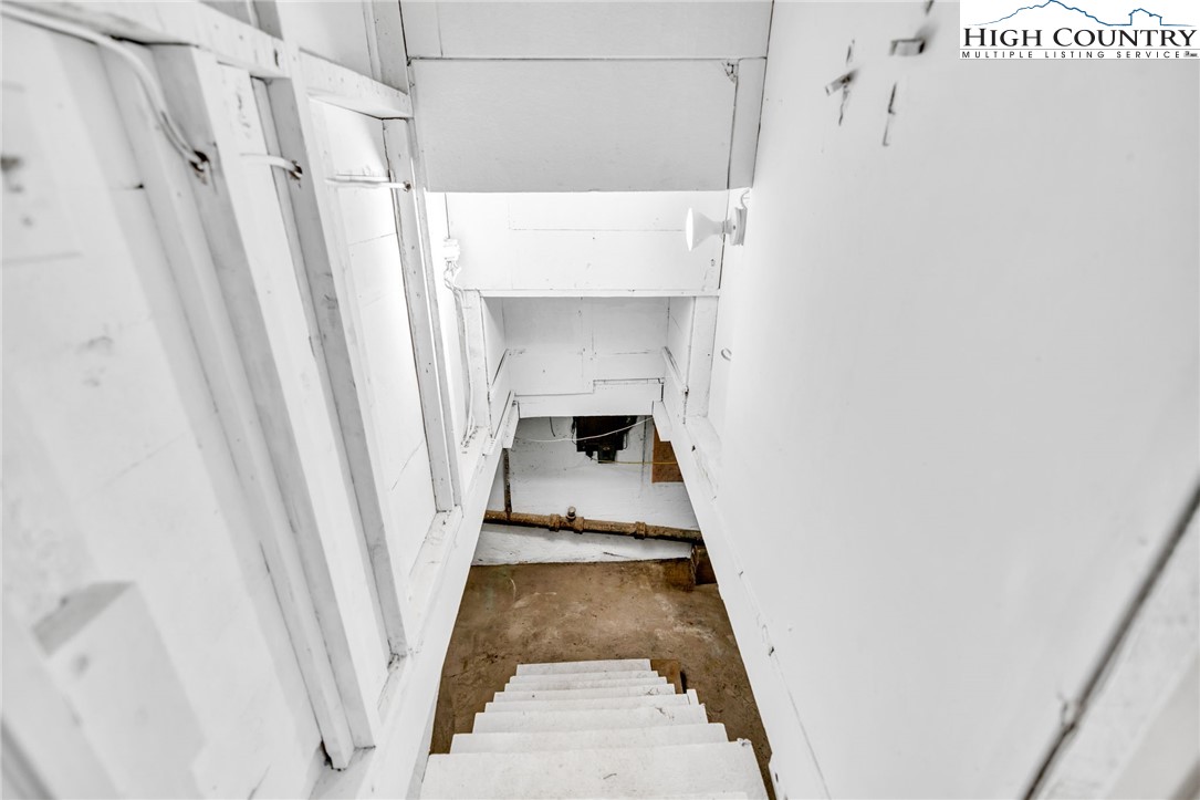 900 U.S. Hwy 221 Business Highway