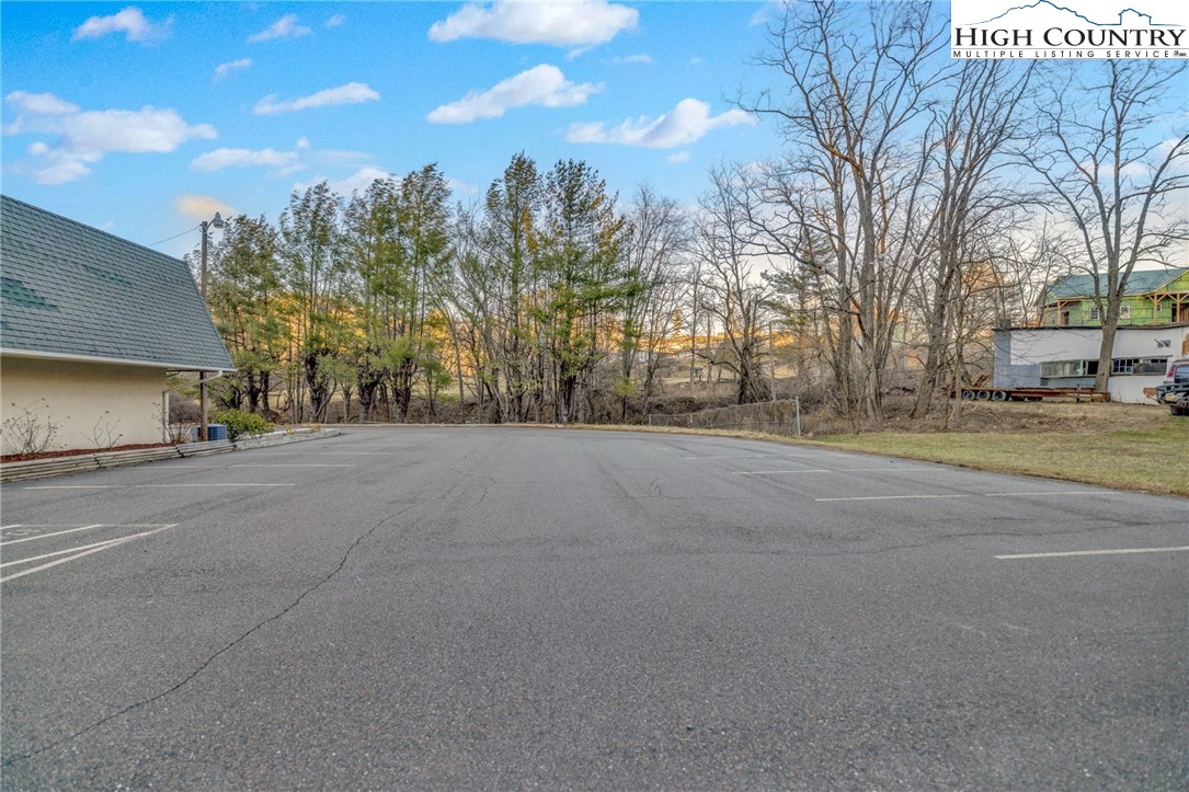 900 U.S. Hwy 221 Business Highway