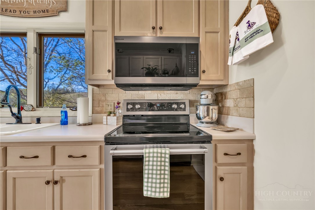 153 Knollview Place