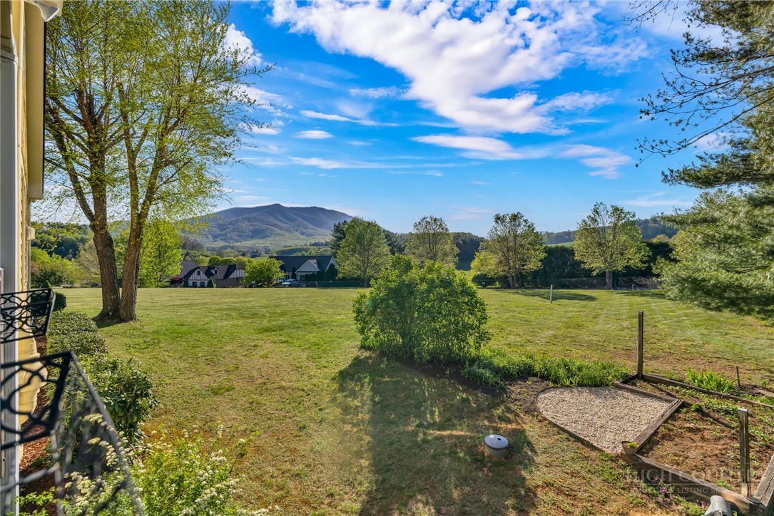 153 Knollview Place