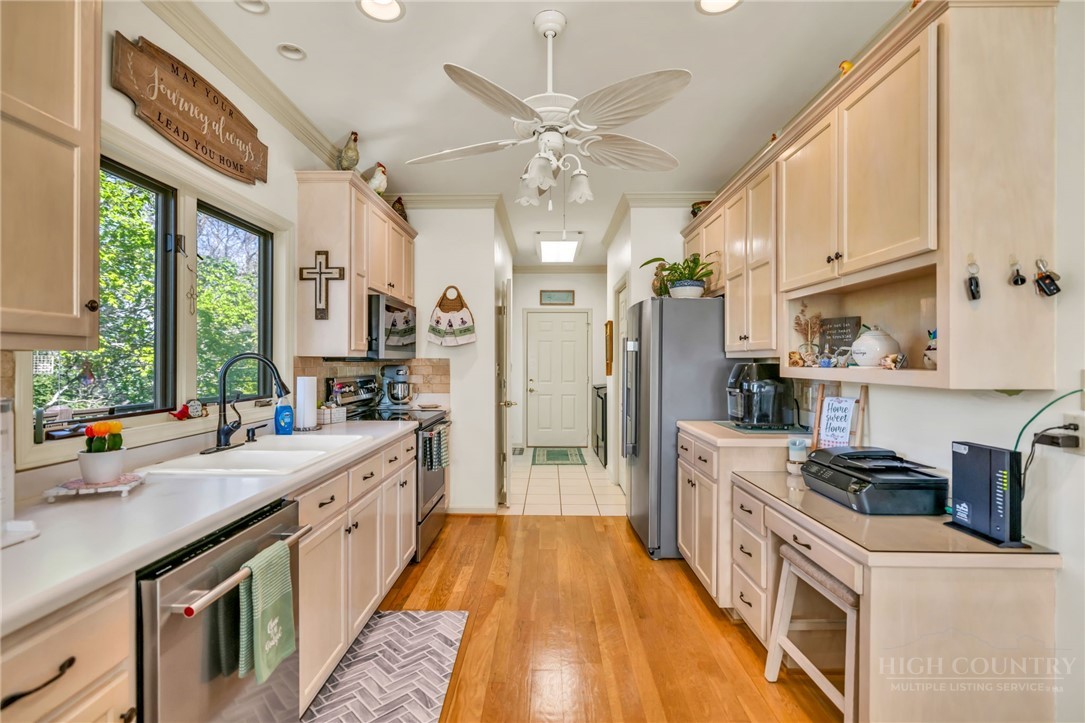 153 Knollview Place