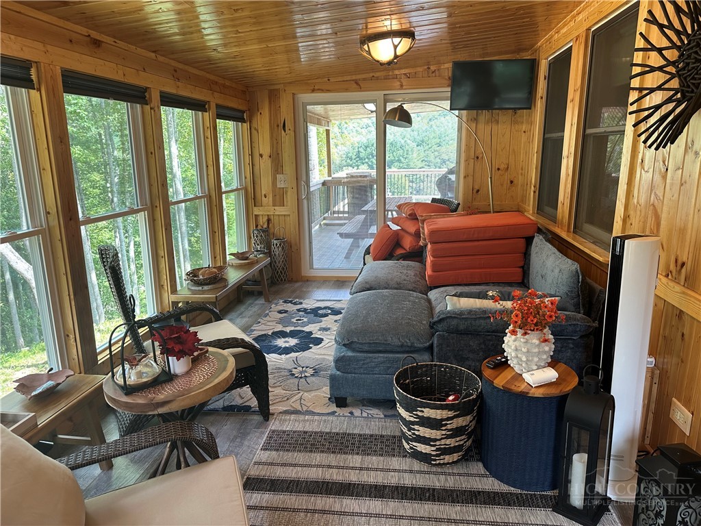 2832 Roaring Fork Road