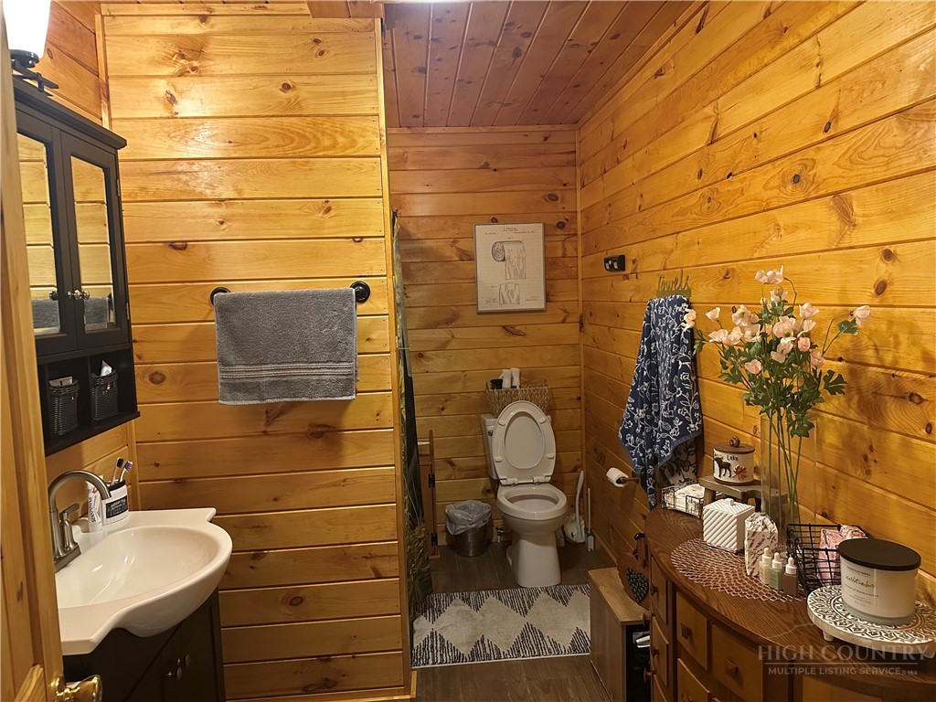 2832 Roaring Fork Road
