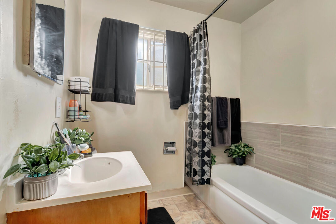 4034 Abourne Rd Unit: B