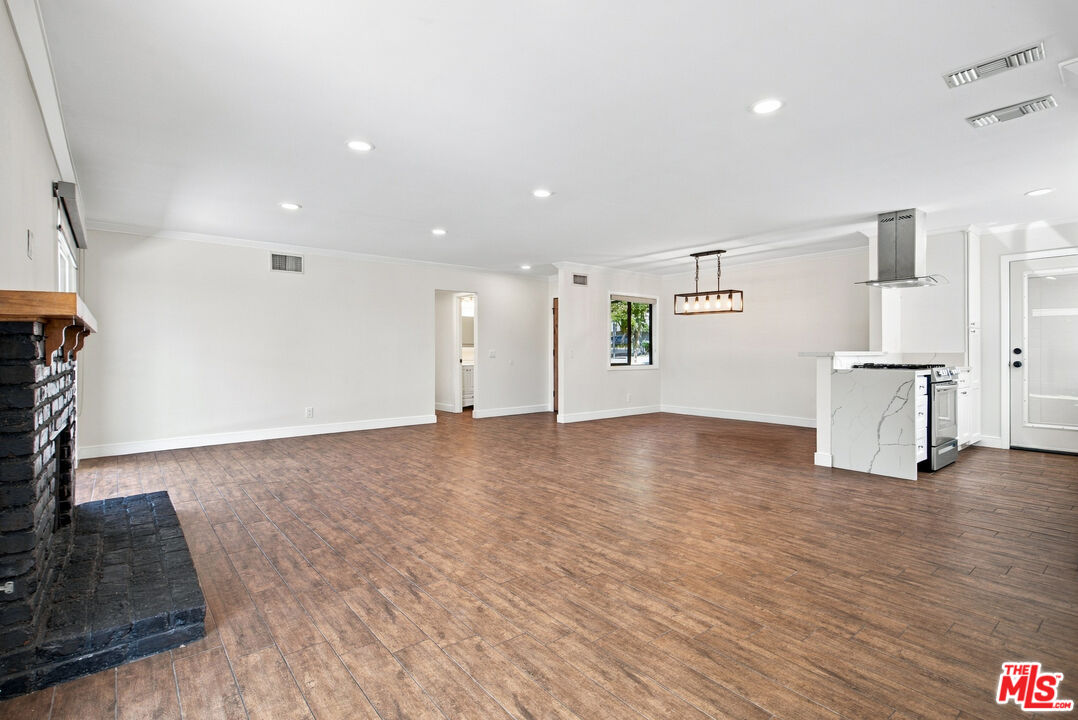 1088 W 11th St