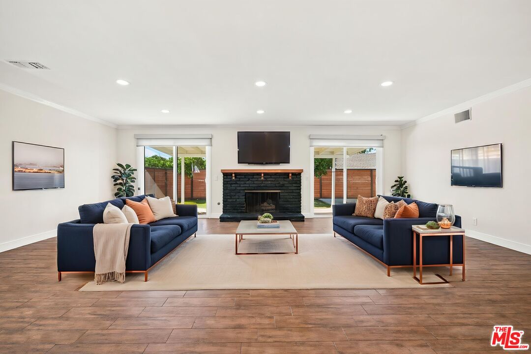 1088 W 11th St