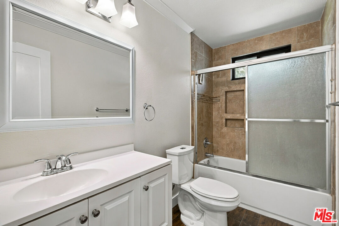 1088 W 11th St