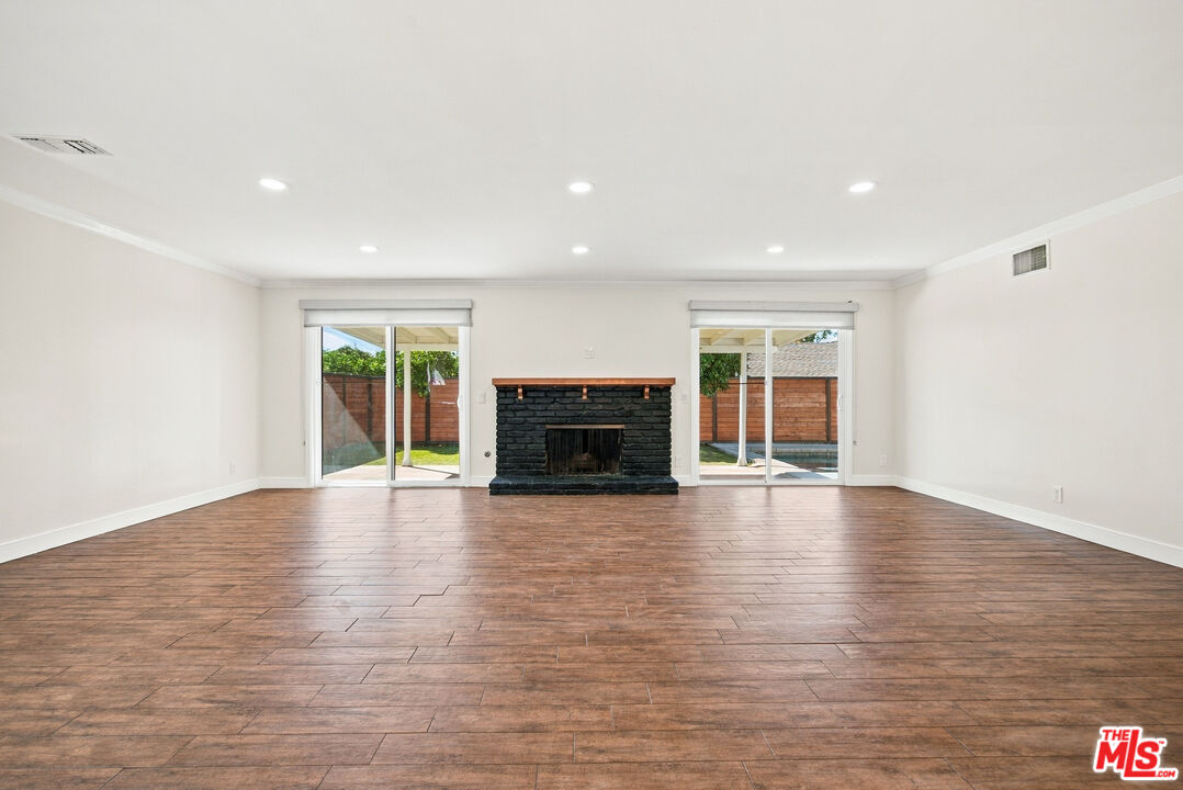 1088 W 11th St