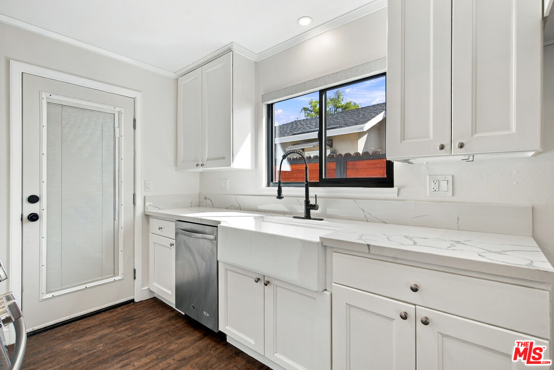 1088 W 11th St