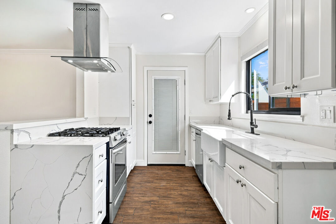 1088 W 11th St