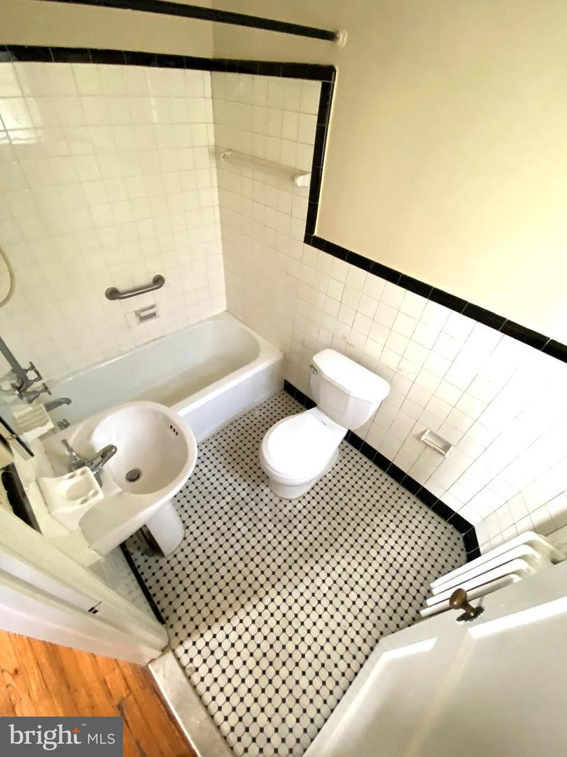 5223 JACKSON STREET Unit: 1F