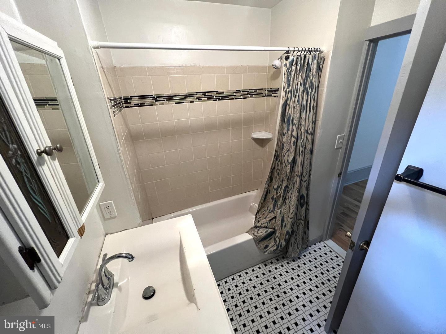 1431 W GIRARD AVENUE 1F