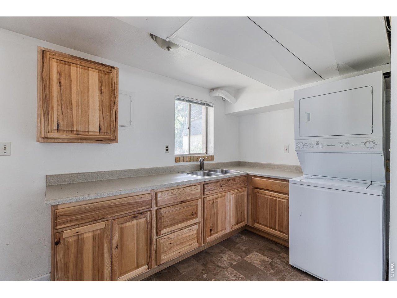 560 Hartford Dr