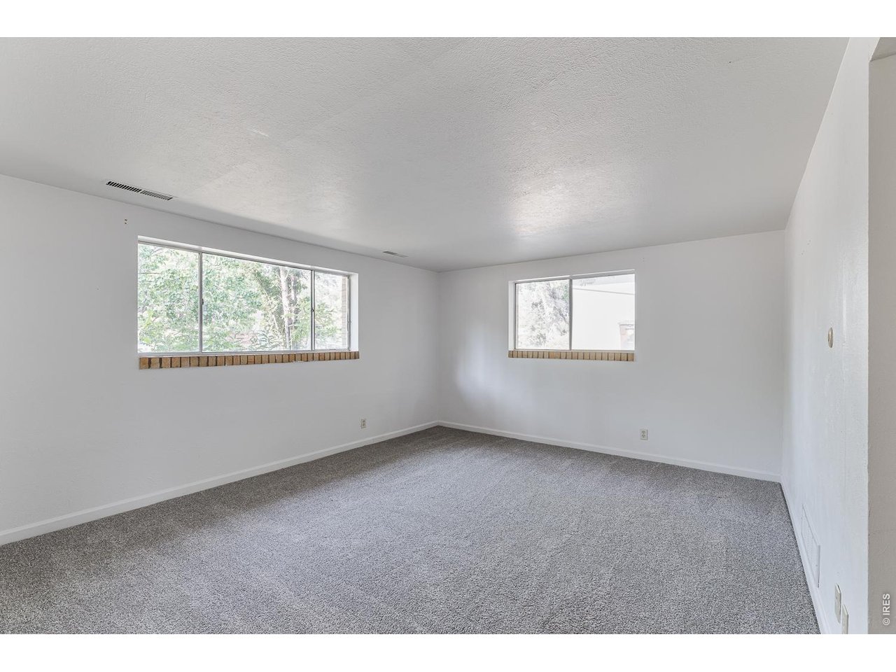 560 Hartford Dr
