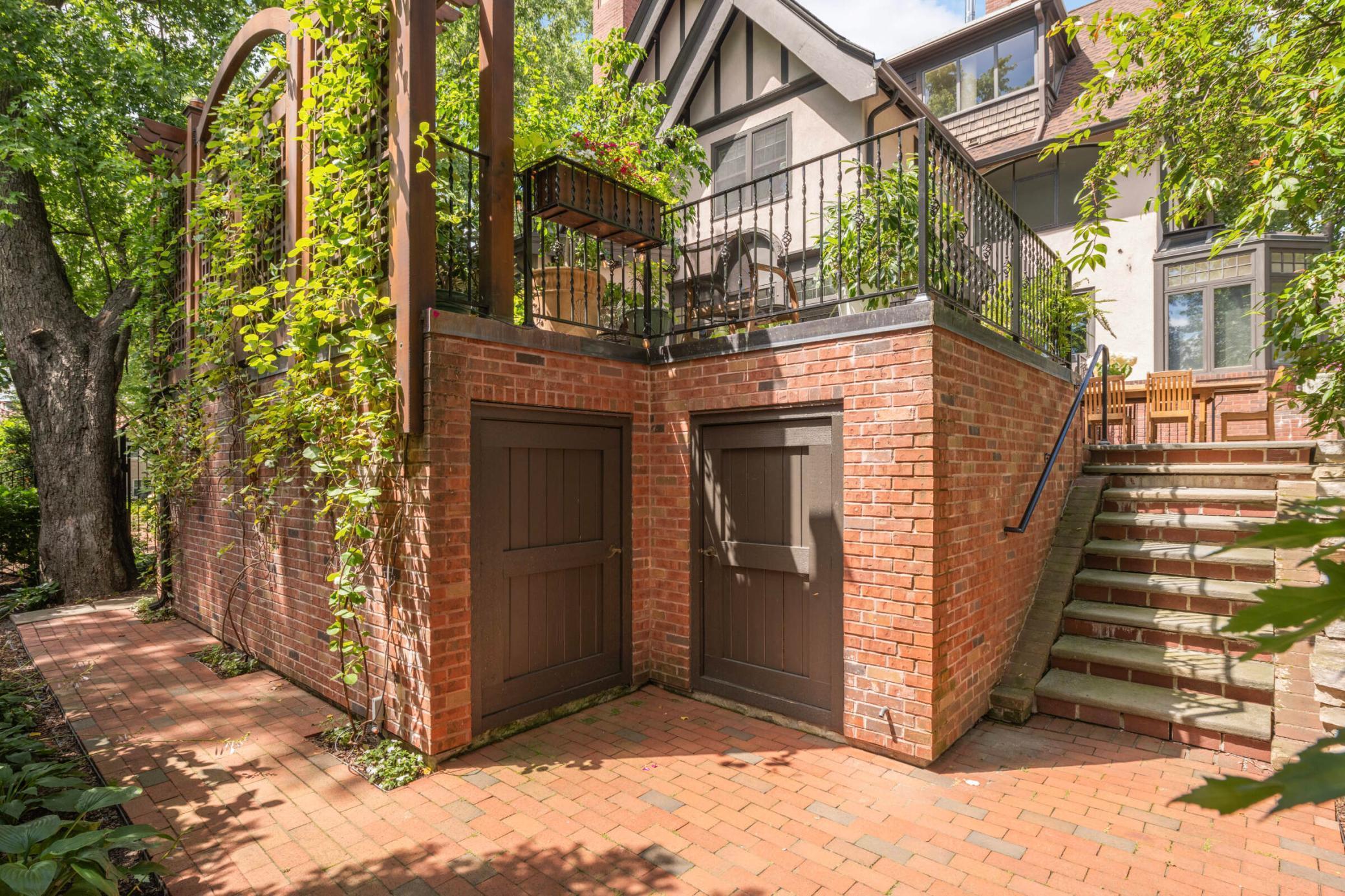 2109 James Avenue S
