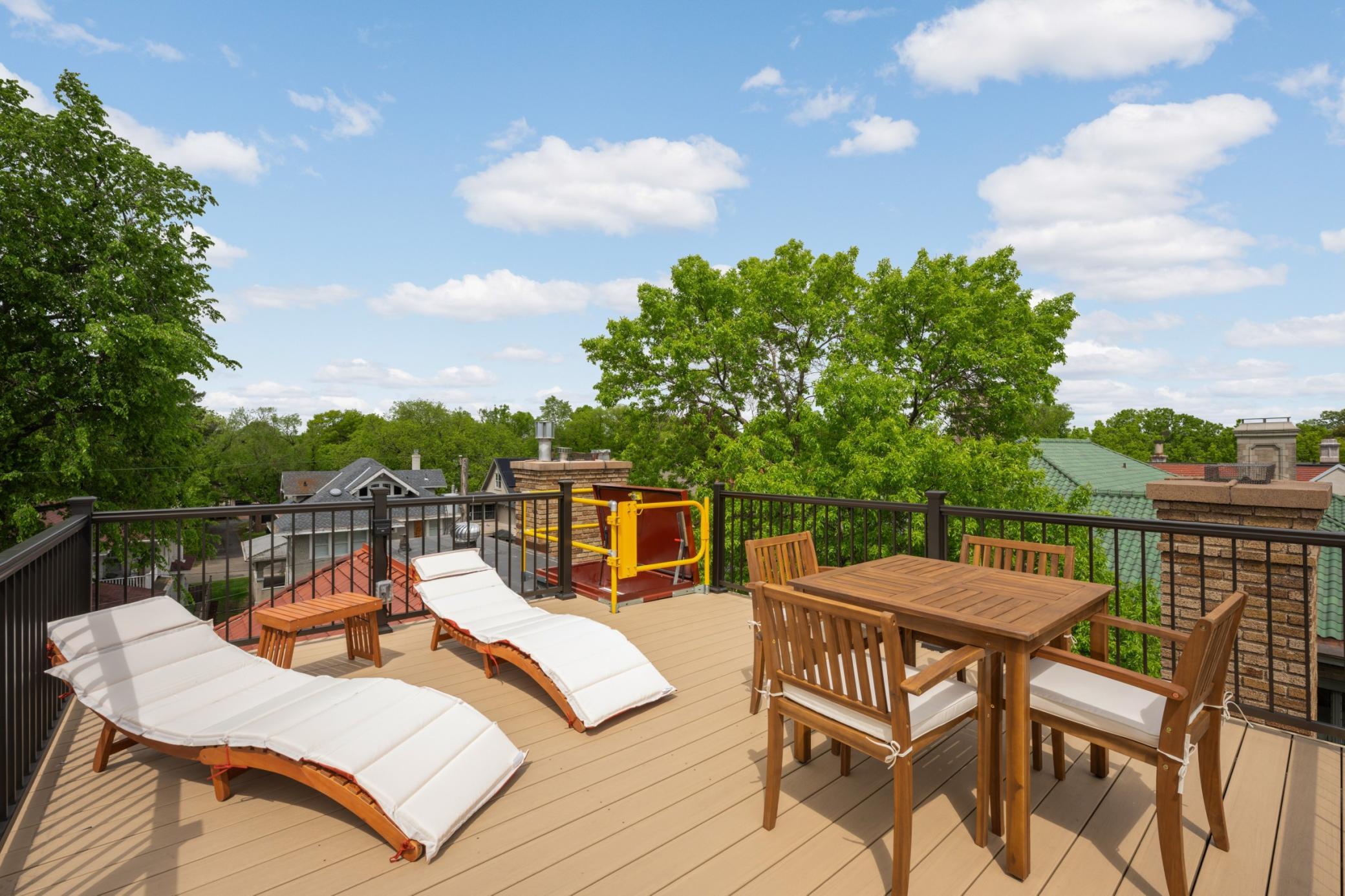 2224 W Lake Of The Isles Parkway
