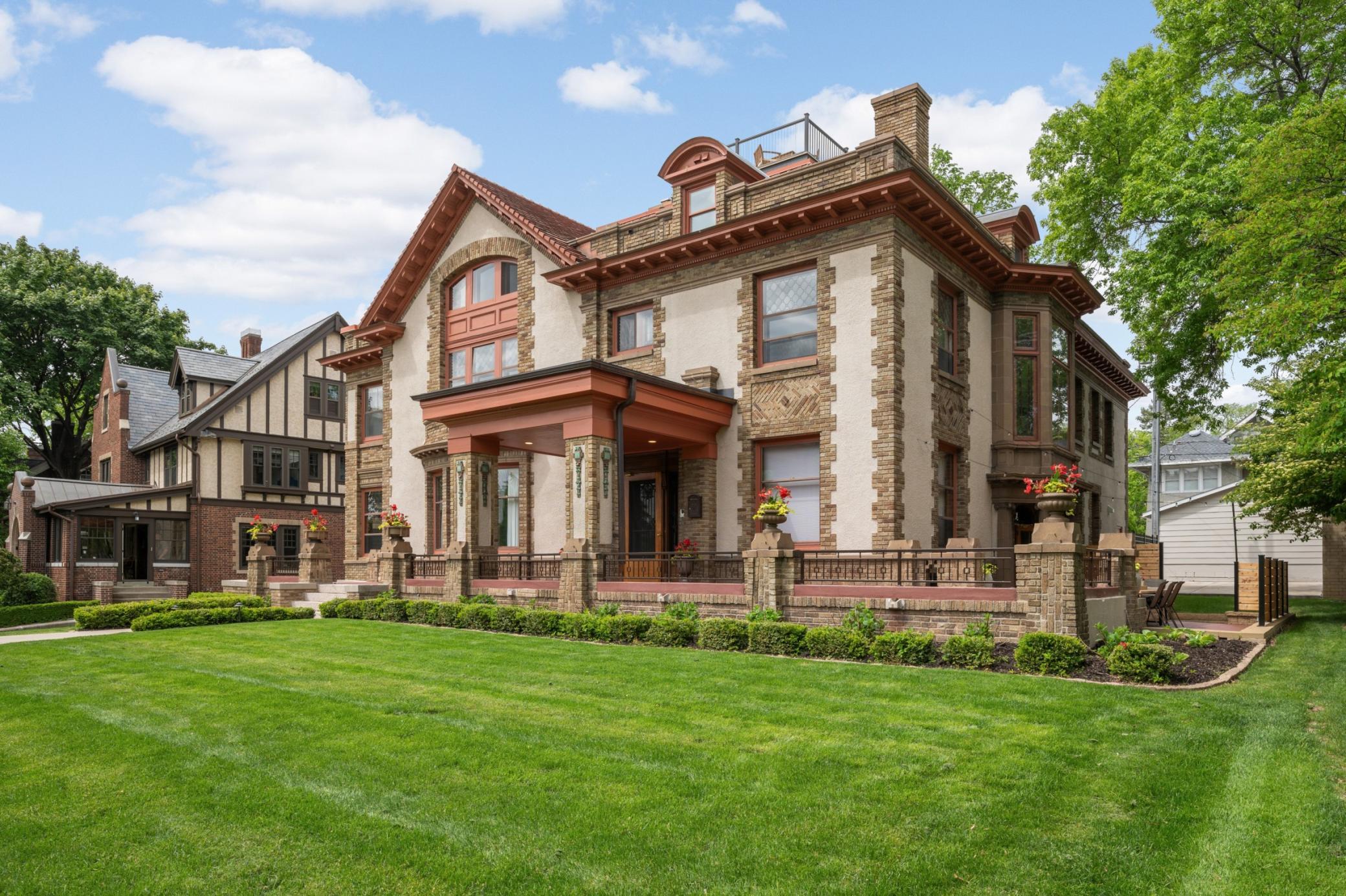 2224 W Lake Of The Isles Parkway
